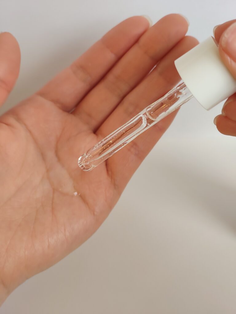 美容成分が凝縮された、濃密で糸を引くような独特のテクスチャー